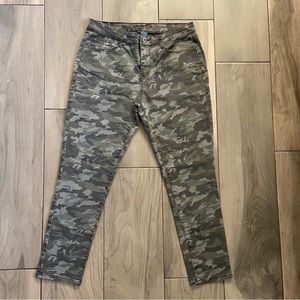 Arizona Jean Co green/brown‎ camo stretch denim mid-rise skinny jeans size 11
